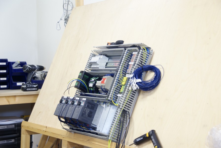 Sähkökeskuksen kasaus